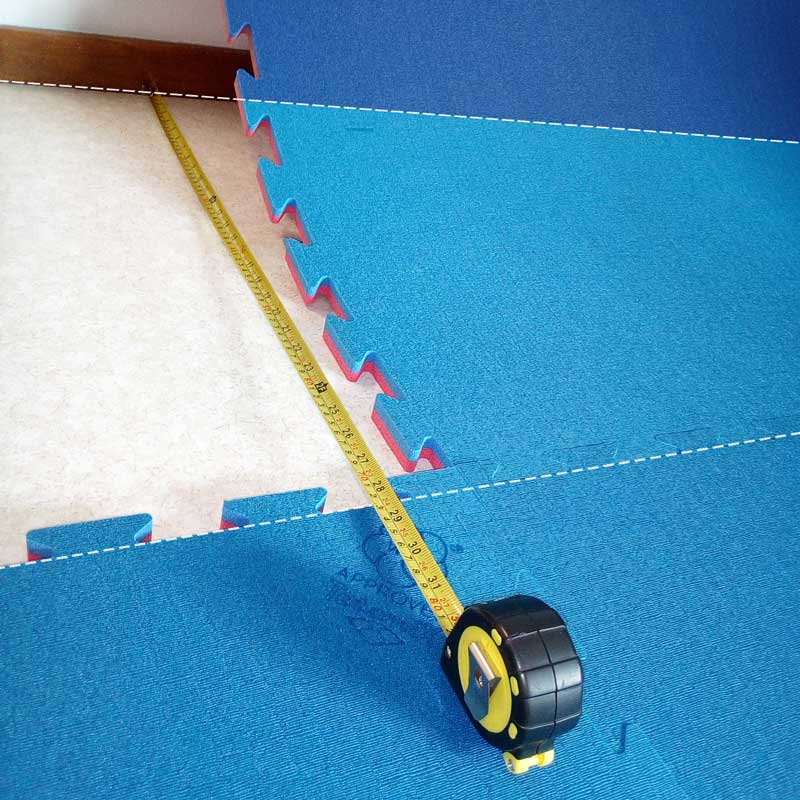 Tatami: instrucciones para cortar a lo largo de una pared